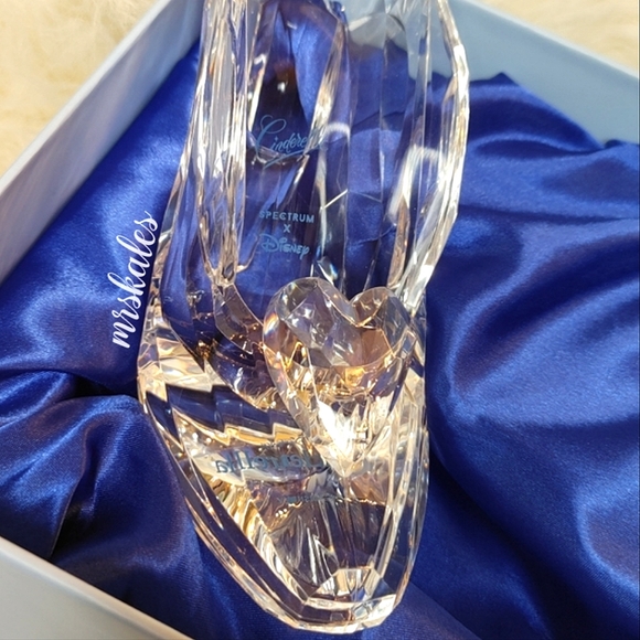 Cinderella Glass Slipper Brush Storage - Picture 10 of 16